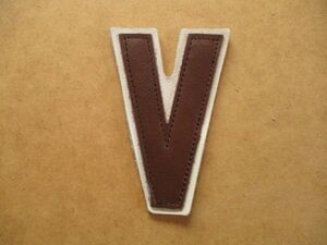 80s レザーワッペン『V』白×茶 ビンテージ革ワッペン/イニシャル ローマ字オリジナル本革Leather wappenパッチpatchアップリケ S6