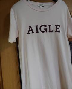 エーグルAIGLEピンクのロゴＴシャツ　メンズＭ