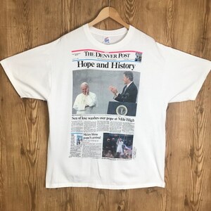 USA製 90s THE DENVER POST 1993年8月13日 ローマ法王 クリントン大統領 新聞 プリント 半袖 Tシャツ サイズ メンズ XL s24071417