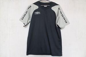 UMBRO/アンブロ/UBS7833/半袖Tシャツ/速乾性素材/Vネック/袖グレー切替/バックロゴプリント/スポーツ/黒/ブラック/Mサイズ(5/16R)