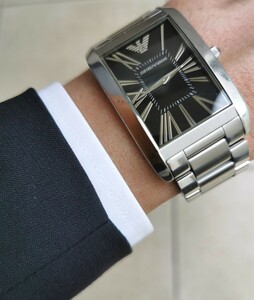 アルマーニのメンズ腕時計　超薄型でカッコいい