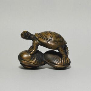 根付 貝に亀 柘植 木彫品 木製 彫刻品 黄楊 現品お渡し カメ na07-ｆ2-6