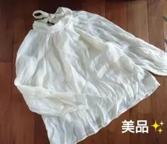 美品✨【white シフォンブラウス 後ろリボン ノーカラー】