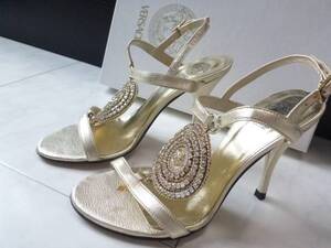 10万　ヴェルサーチ（VERSACE）ゴールド　ラインストーンビジュー　サンダル　22.5