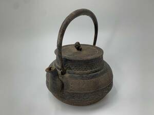 【 時代物 鉄瓶 銘入 】茶釜 急須 金属工芸品 霰模様 松ぼっくり 摘み 骨董 当時物