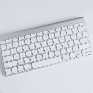 〈即決〉 APPLE アップル Wireless Keyboard US 仕様 ワイヤレス キーボード A1314 ［ゆうパケット発送対応］