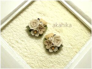 akahika*樹脂粘土花パーツ*ちびくま左右対称ブーケ・薔薇と小花・オフホワイト