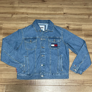 【TOMMY JEANS】 トミージーンズ USA正規品 デニムジャケット フラッグロゴ 刺繍フラッグ 背面全面ブランドカラー 胸ポケット ＜S＞