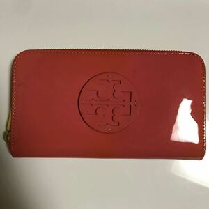 トリーバーチ　ラウンドファスナー長財布 エナメル　オレンジ　TORY BURCH レディース　ブランド　ラウンドファスナー 長財布