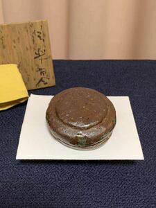 信楽焼 焼締 香合 丸香合 丸型 平型 伽藍香合? 手捻り 古品 焼〆 無銘 美品 供箱? 黄布 伽藍 礎石 焼しめ 茶道具 香道具 信楽 碁笥底