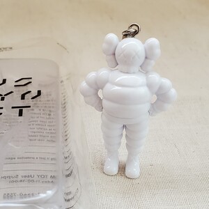 KAWS カウズ チャーム キーホルダー 白 ミシュラン ビバンダム MEDICOM TOY メディコムトイ フィギュア 人形