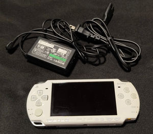 ★SONY／PSP-2000 セラミックホワイト ACアダプター＆メモリースティック付／バッテリー欠品