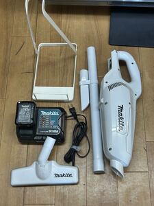 Makita マキタ 充電式クリーナ スタンドつき　コードレス 掃除機 10.8V CL107FD 紙パック式　中古現状保管品