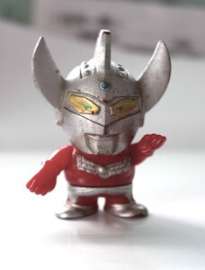 ▲な-410 ウルトラマンタロウ　ミニフィギュア　円谷プロ　1988年　バンダイ　中古　日本製　昭和レトロ　高さ7.5cm幅6cm奥行4cm