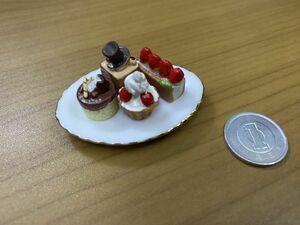 ミニチュア☆ドールハウス　丸皿とケーキ4個セット