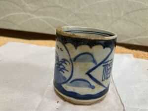 アンティーク？骨董品？古伊万里 ？染付 ？ぐい呑 ？酒器 ？のぞき猪口 ？覗き猪口 ？カケ、汚れあり　12です。