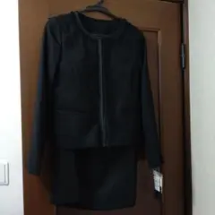 アーティクルコム　黒のスーツ コサージュ付き 新品 １１号