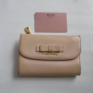 $ 美品 $ 訳あり ■ ミュウミュウ ■ miumiu ■ リボン付 エナメル レザー製・ Ｌ字ファスナー ３つ折り 財布 ■ ピンクベージュ■送料無料