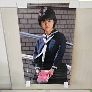 【菊水-12001】薬師丸ひろ子 セーラー服 ポスター(約46×72.5cm)/角川書店/販促物(MS)