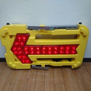 【動作品】手渡し A キタムラ産業 KAB-003 ソーラー式 LED 方向指示板 矢印板 矢印灯 表示板 夜間灯 保安灯 警告灯