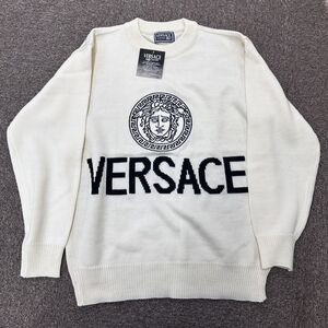 O017-I71-668 VERSACE CLASSIC V2 ヴェルサーチ メンズ ニット ホワイト ロゴ 身丈約67cm 肩幅約47cm 袖丈約55cm