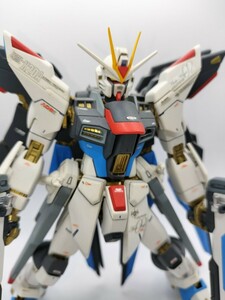 バンダイ 1/100 MG ストライクフリーダムガンダム塗装済完成品ガンプラ