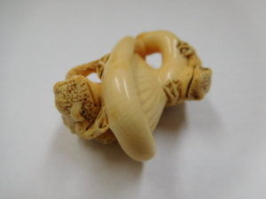 根付　Netsuke　提げ物　貴重な天然素材　象牙風　マンモス　微細彫刻　シイタケと福カエル