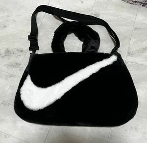 未使用　Nike/ナイキ NSW Faux Fur Tote Bag/フェイク ファー トートバッグ ロゴ ブラック 　ビッグスウォッシュ ショルダーバッグ 肩掛け