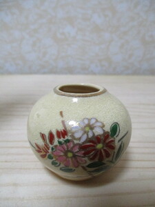 K94-13S　花瓶小　花器　花柄　陶器　記名　薩摩　中古　（T21)