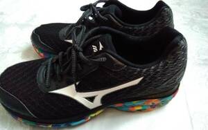 ☆USED品☆一回使用美品☆mizuno ミズノ☆FCL 0815 j1GC 160870 ☆カラフル底でお洒落な♪黒色スニーカーです(o^―^o)サイズ26.5cm☆