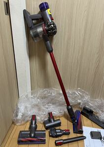 （動作品）dyson ダイソン SV10K コードレスクリーナー V 8 (附属品多数) (C-9)