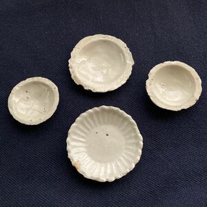 江戸時代.初期伊万里白磁.発掘品.女性の紅皿.豆皿です .迚も珍しい品です.大.二枚.枚太さ.約6cm.小.二枚太さ4.6cm.約.4.3cmです。