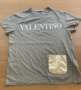 VALENTINO ヴァレンティノ メンズ Tシャツ XSサイズ グレー シルバー 前ポケット エンボスロゴ 立体ロゴ イタリア ハイブランド VLTN