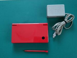 D11【中古・美品】ニンテンドーDSi Red 充電器付き 9516