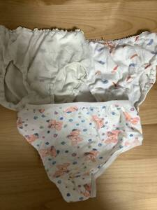 新品未使用　白ベース　女の子B品シューツ３枚未使用