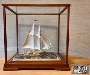 【 銀製 帆船 置物】 シルバー帆船模型オブジェ「純銀」刻印 ガラスケース付幅31.5cm 共木箱付 記念品 金工美術 インテリア 