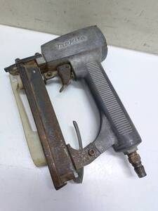 送料無料g32909 makita マキタ エアタッカ AT1025 常圧 釘打ち機 エアー ツール 工具 大工道具 DIY