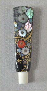 キャンデーポット用の昔の蒔絵螺鈿の笄（かんざし）を作り直したプルノブ