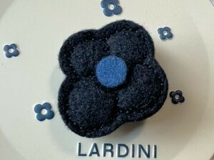 新品◆LARDINI◆黒紺×青フェルト製ブートニエール◆ブラックネイビー×ブルー◆コート ジャケット用◆ラペルピン◆ブローチ◆ラルディーニ