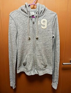 アバクロンビー & フィッチ《Abercrombie & Fitch》グレーのフルジップパーカ◆XS