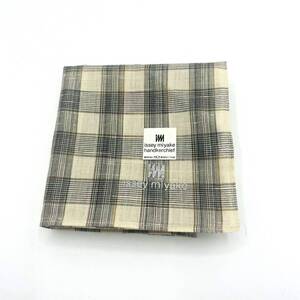 【シール付き未使用品】Issey Miyake　イッセイミヤケ　スカーフ　ハンカチ　コットン　チェック　ベージュ系　47×47