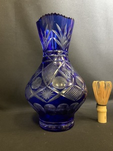『製造元不明 大変綺麗な切子花瓶 カットガラス フラワーベース ブルー インテリア クリスタルガラス』