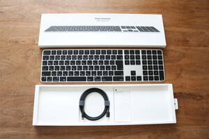 [現行モデル] AppleシリコンMacモデル用 Touch ID搭載 Magic Keyboard Black テンキー付き/JIS配列 A2520 MMMR3J/A ブラック