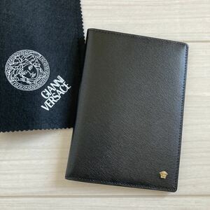 極美品 Versace ヴェルサーチ パスポート入れ パスポートケース 手帳カバー 黒 ブラック 牛革 本革 レザー ロゴ メデューサ 限定 ブランド