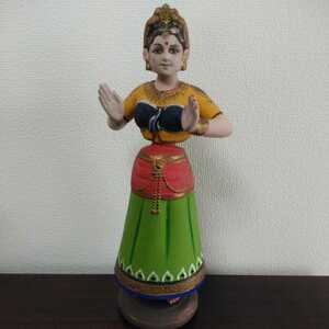 ■『民族舞踊の印度人形』１体。頭部/胸部/胴体に触れるとゆらゆらと前後左右に動きます。Indian Doll。◎右肩に瑕疵(亀裂)有ります。