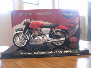 ★海外販売クラシックバイクコレクション1/24ノントン コマンド750-1969 Norton Commando レッド☆彡