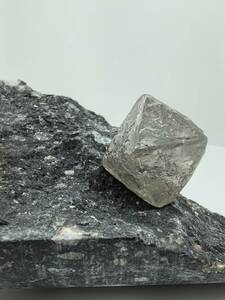 ● 【 超巨大 正八面体原石 】ソーヤブル 特大 ダイヤモンド原石 透明石 