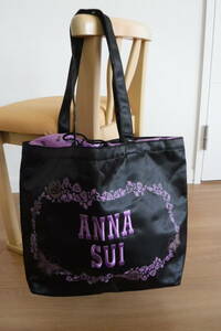 税不要特価 新品!ANNA SUI アナスイ 黒×パープル サテン調 巾着型 肩からOK ロゴ入りチャーム付き 大きめ トートバッグ♪