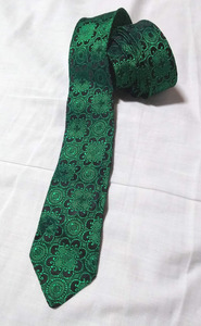イタリアで購入　緑 黒 ネクタイ 剣先6cm