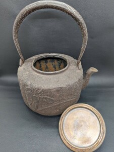 時代物 保管品【龍文堂 花紋 鉄瓶 茶器】茶道具 煎茶道具 作家 銘 在銘 骨董 金属工芸 日本 伝統 工芸 古美術 歴史 資料 コレクション